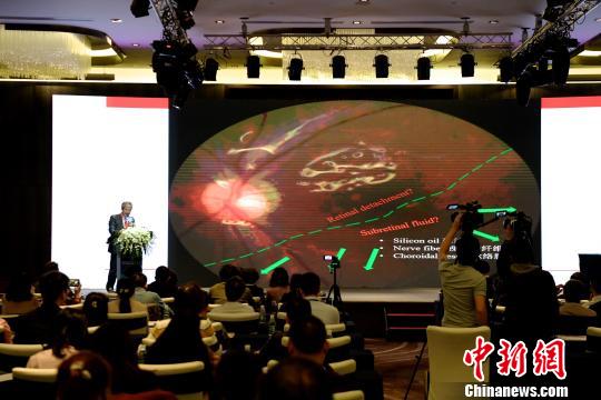 與會(huì)專家與嘉賓在分享眼科精準(zhǔn)醫(yī)療技術(shù)。　陳文 攝
